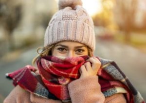 Οι ακραίες θερμοκρασίες, είτε πρόκειται για ζέστη είτε για κρύο, μπορούν να συμβάλουν στη ρινική ξηρότητα και να αυξήσουν τον κίνδυνο ρινορραγίας.